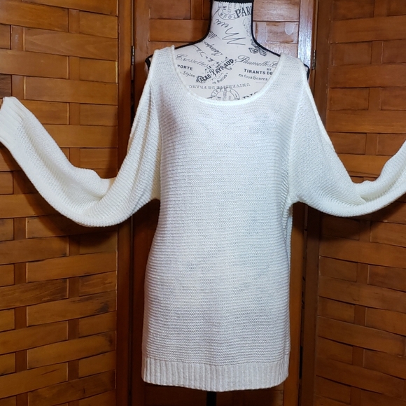 Cold shoulder sweater - Picture 2 of 7